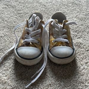 Gold Converse All star little kids size 6. In great condition
